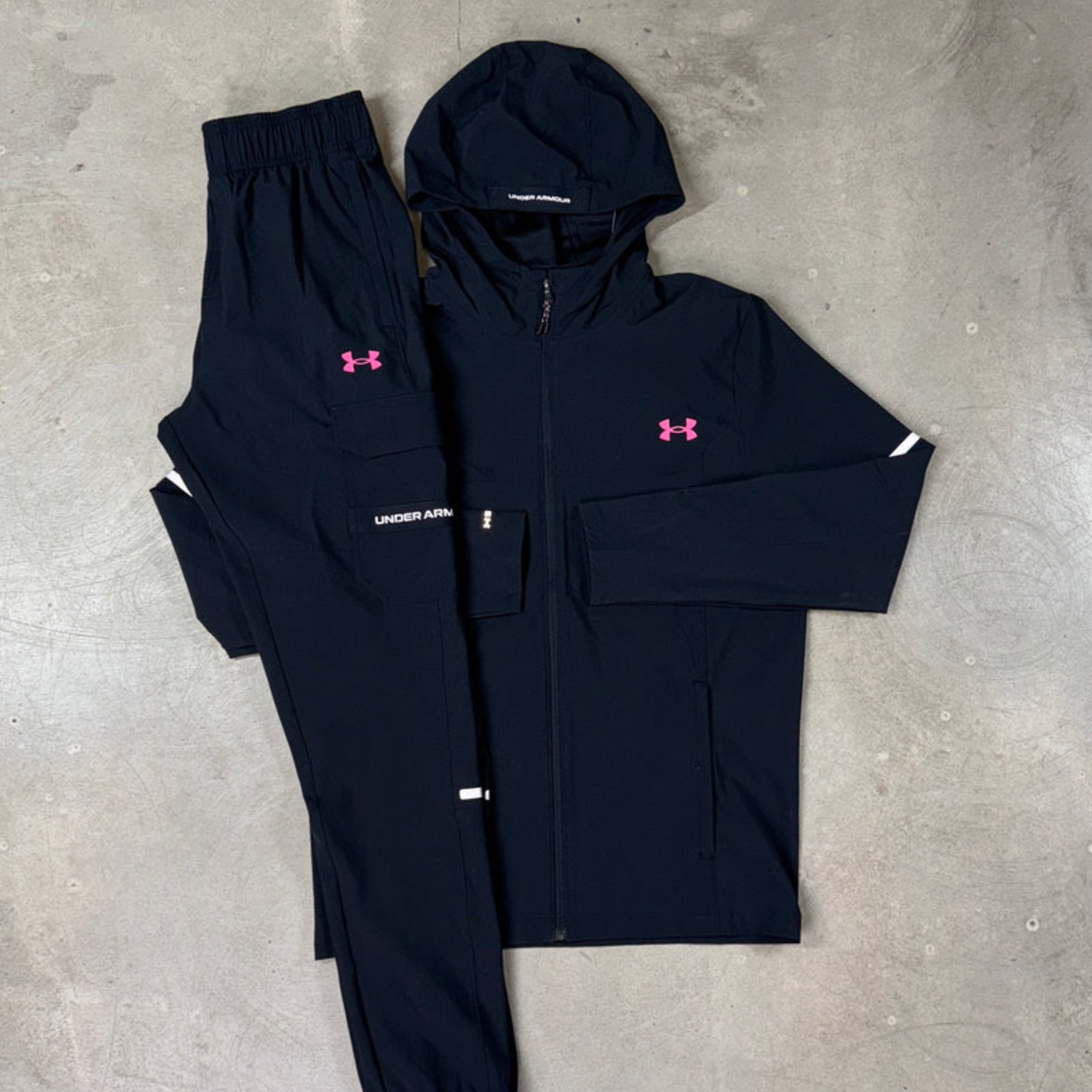 Under Armour - Survêtement tissé Tech Utility - Noir/Rose vif