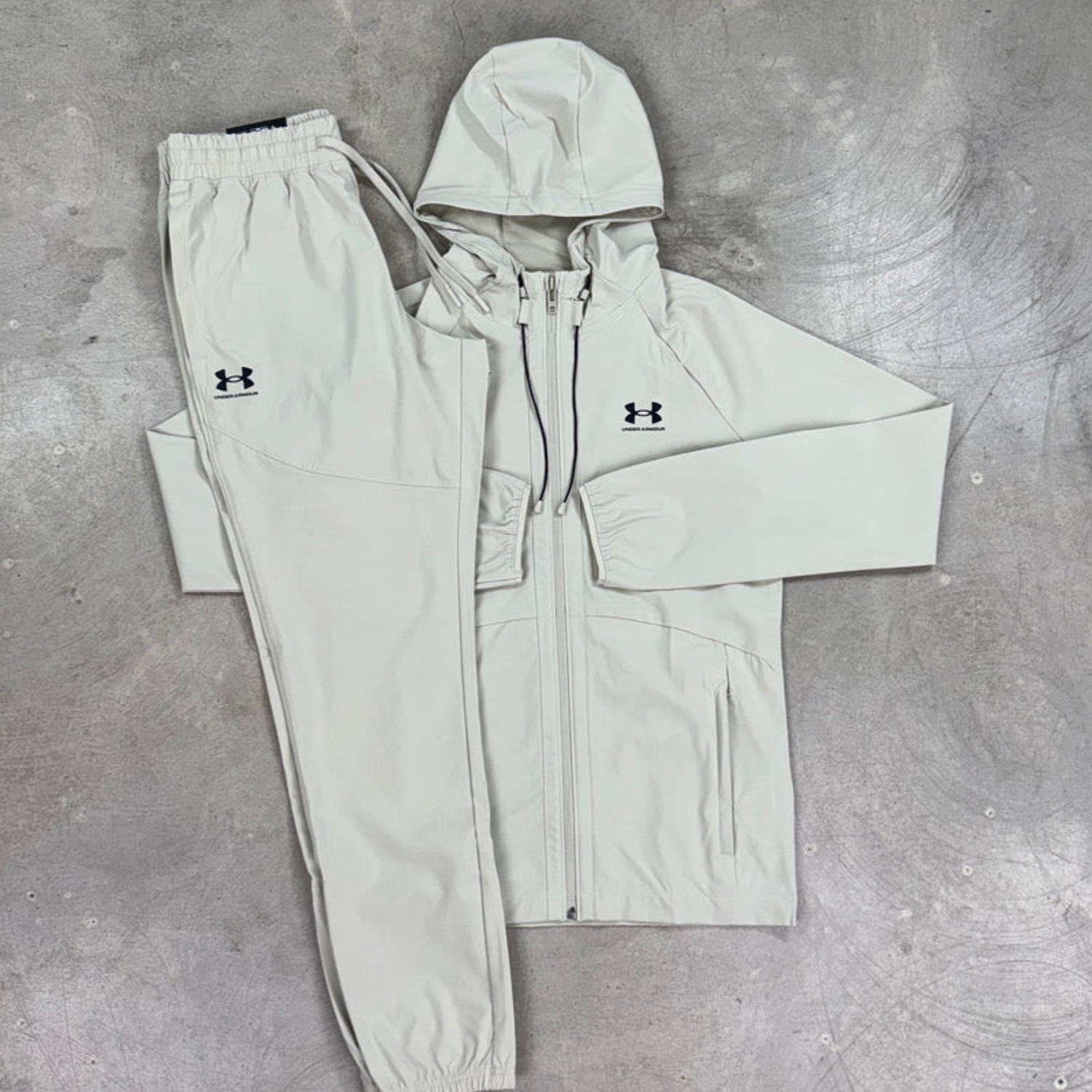 Under Armour - Survêtement tissé extensible - Pierre